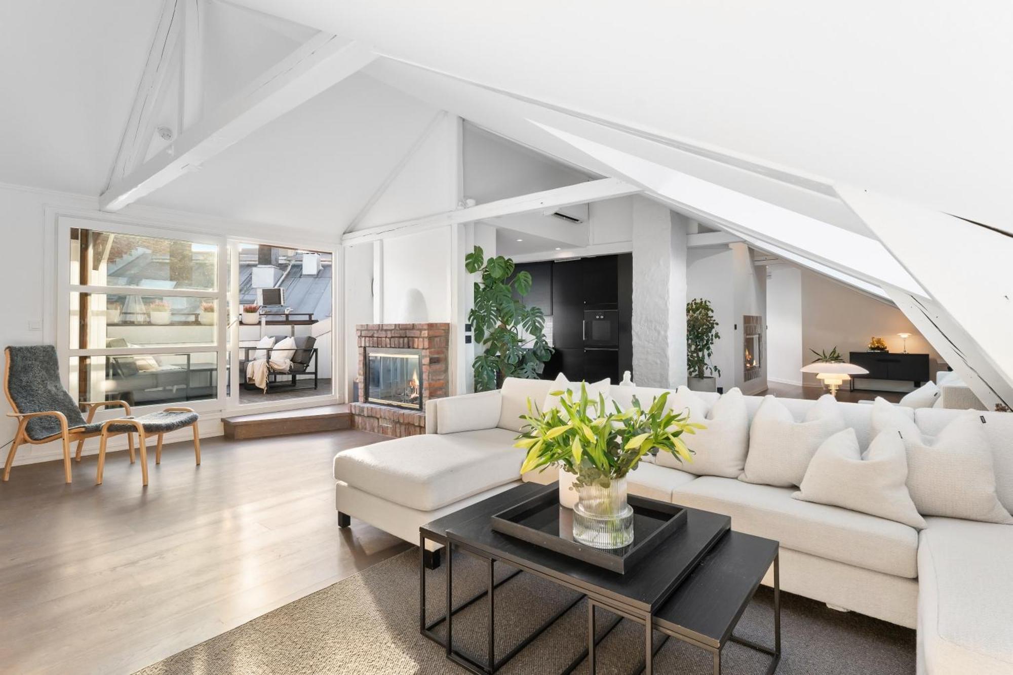 Large Penthouse With Roof Terrace *