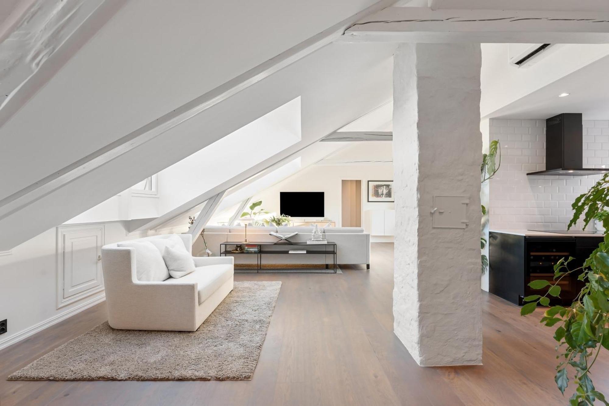 Large Penthouse With Roof Terrace *