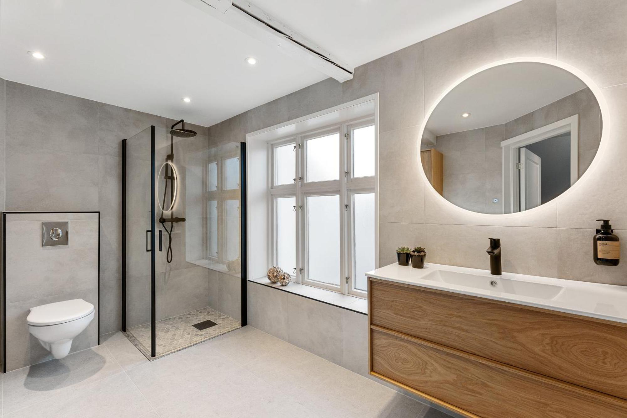 Large Penthouse With Roof Terrace *