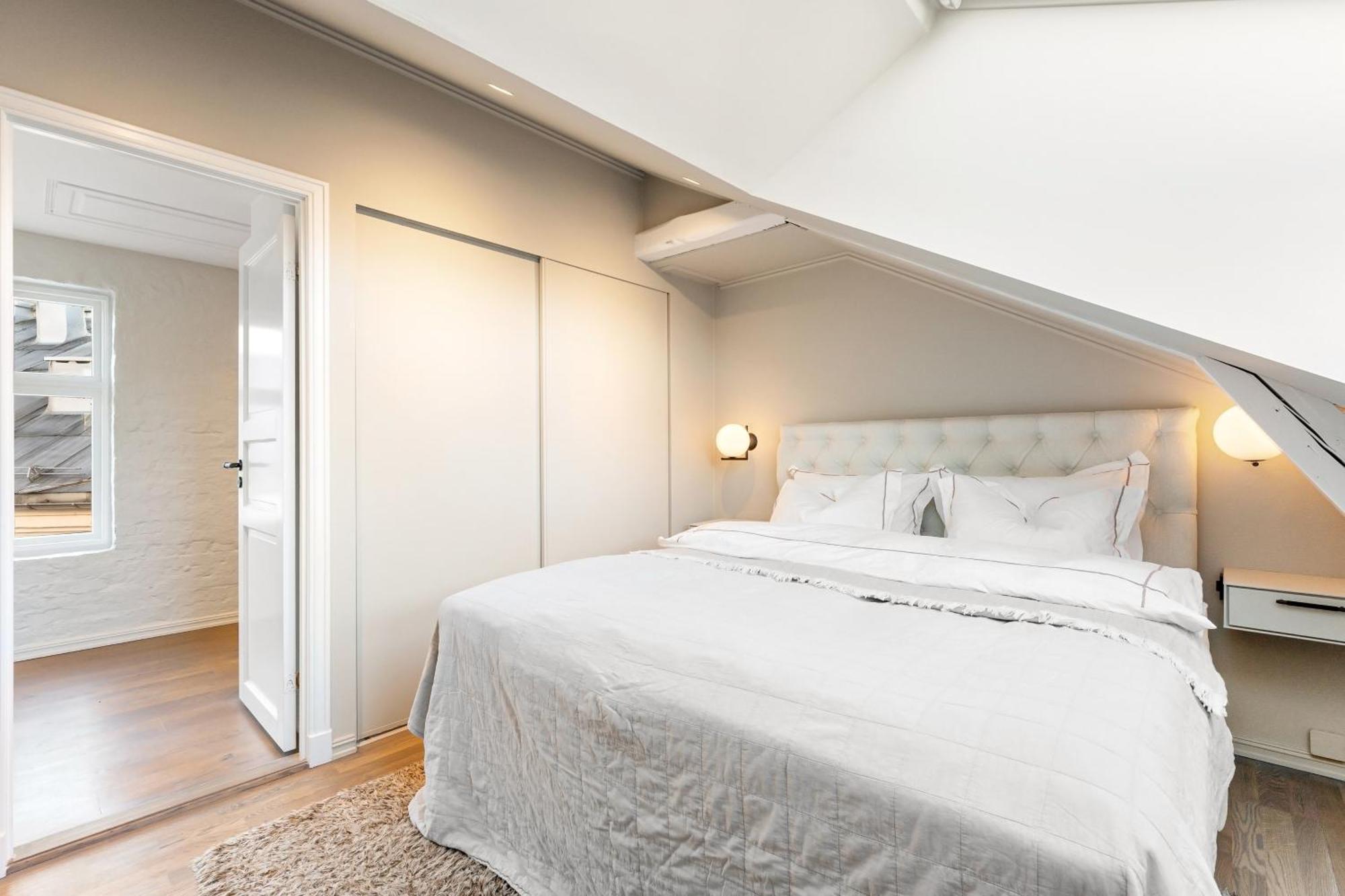 Large Penthouse With Roof Terrace Apartment *
